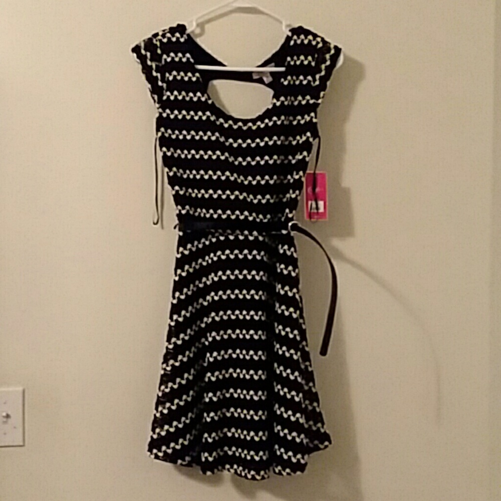 Candie's NWT  black/white dress (medium)